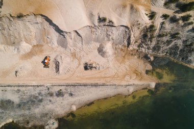 Traktör kum ocağında çalışıyor. Yukarıdan drone fotoğrafı