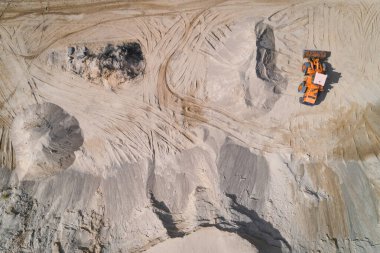 Traktör kum ocağında çalışıyor. Yukarıdan drone fotoğrafı