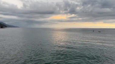 Güzel gün batımı görüntüsü denizin üzerinde