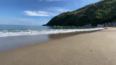 plaj, deniz manzarası beyaz kum mavi gökyüzü ve arka planda dağ - Venezuela