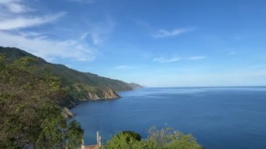 Deniz ve dağların manzarası Venezuela kıyılarından Chichiriviche Körfezi Panoramik