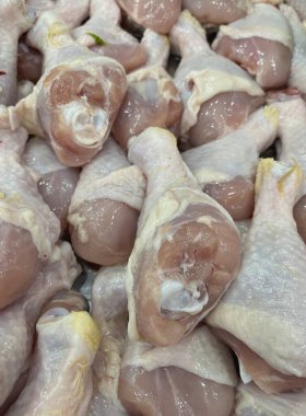 Çiğ tavuk bacağı ya da kalça yığınları.