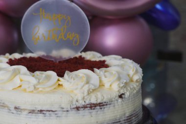 Krem peynirli kırmızı kadife doğum günü pastası.