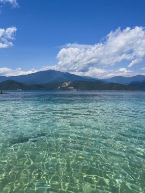 Sakin dalgalar ve berrak deniz ile sahil, Isla Larga Venezuela