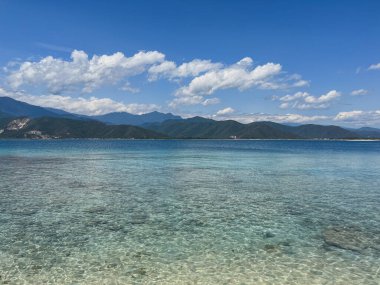 Sahil ve dağlar - Güzel sahil, Long Island San Esteban Ulusal Parkı - Venezuela