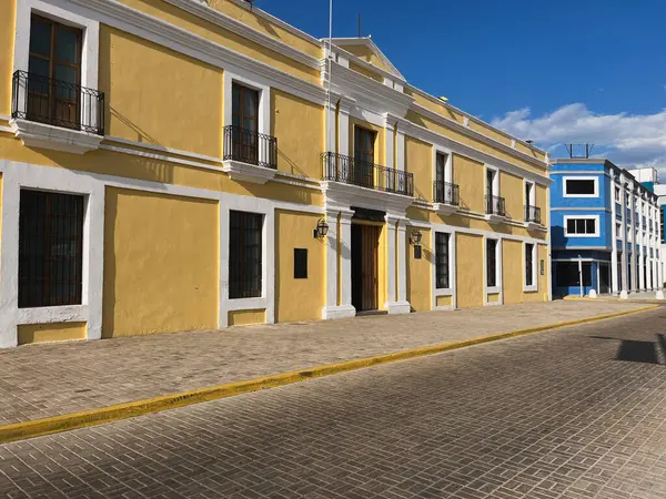 Orman geçmişi olan güzel ve berrak sulara sahip bir ada.