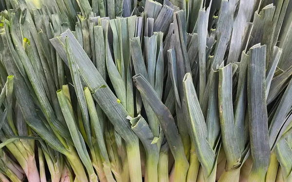 Markette taze pırasa satılıyor.