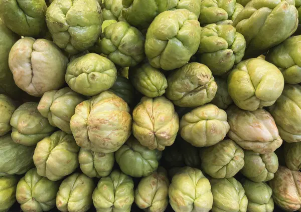 Süpermarkette taze toplanmış havuç portakalı yığını