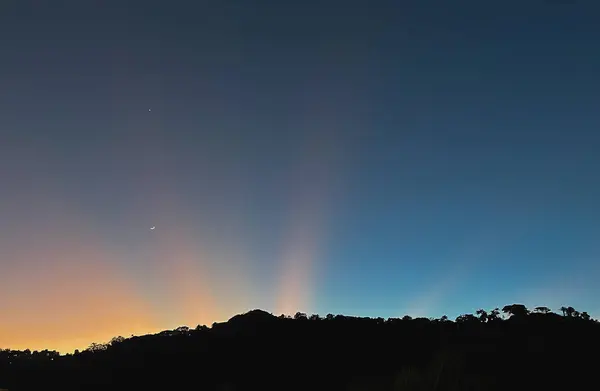 Renkli günbatımında dağ sırasıyla güzel bir manzara.