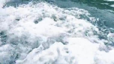 Tekne renk aralığından deniz köpüğü görünüyor