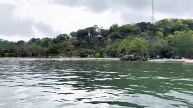 Turkuaz renklerde güzel bir okyanus manzarası ve bir adaya yaklaşım.