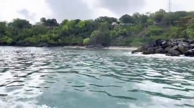 Doğanın, okyanusun, kayanın ve saygınlığın gücünü ve yoğunluğunu arttıran görüntü