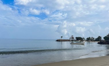 Yeşil bir ortamda demirlenmiş teknelerin sakin manzarası