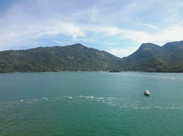 Dağlardaki açık deniz manzarası bir tekneyle