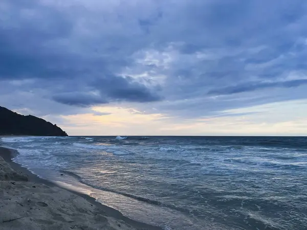 Cuyagua sahilinde günbatımı, dalgaları ve popüler bir sörf noktası olarak bilinir.