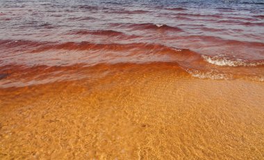 Canaima Lagoon, Venezuela 'nın su yüzeyi, günbatımının parlaklığıyla
