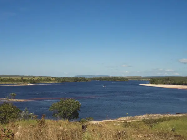 Venezuela 'daki Canaima Ulusal Parkı, bitki örtüsü ve lagün manzarası