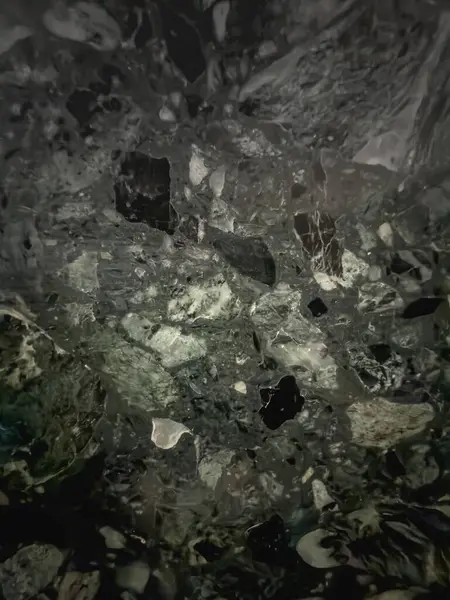 Benekli mermerin gri, siyah ve yeşil soyut yüzeyi