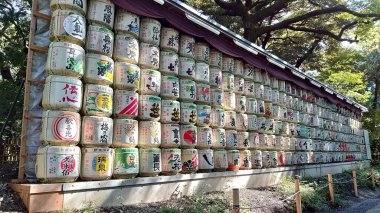 Tokyo, Japonya - 10.26.2019: Salgından önce Meiji Tapınağı 'nın Güney Yakası boyunca sergilenen sake fıçılarından ve Japon pirinç şarabından oluşan bir duvarın yan görüntüsü
