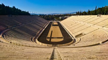 Panathenaic Stadyumu, Atina, Yunanistan - 29 Mart 2018: Panathenaic Stadyumu 'nun iç mekanı, güneş ışığı ve açık mavi gökyüzü altında yeniden inşa edilen antik stadyum.