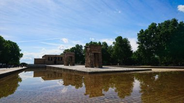 Madrid, İspanya - 27 Mayıs 2018: Salgından önceki güneşli bir günde mavi gökyüzünün altındaki Debod Tapınağı 'nın dış görünüşü