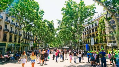Barselona, İspanya - 05: 29: Passeig de Gracia 'da güneşli, yoğun bir gün.