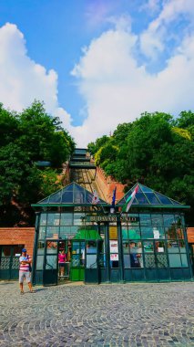 Budapeşte, Macaristan - 6 Haziran 2018: tramvay istasyonunun dış girişi Kale Bölgesi 'nin altında açık mavi gökyüzü ve arka planda bulutlar