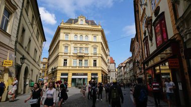 Prag, Çek Cumhuriyeti - 12 Haziran 2018: Prag şehir merkezinde turistlerin gezdiği, alışveriş yaptığı ve güneşli bir günde mavi gökyüzünün altında salgından önce alışveriş yaptığı işlek bir cadde