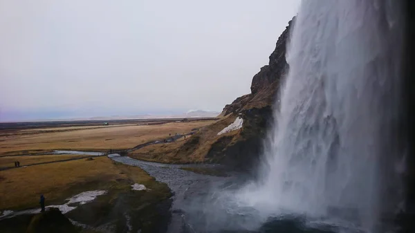 Seljalandsfoss Islanda Marzo 2018 Una Grande Cascata Affiancata Cielo Nuvoloso — Foto Stock