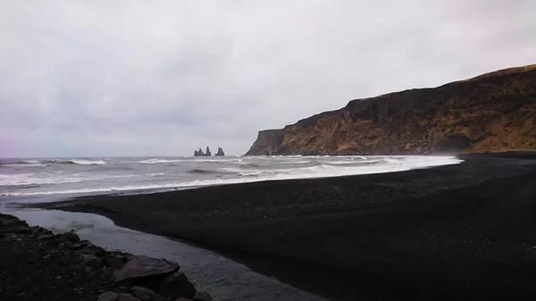 Reynisdrangar Islanda Marzo 2018 Spiaggia Sabbia Nera Una Giornata Tempestosa — Foto Stock