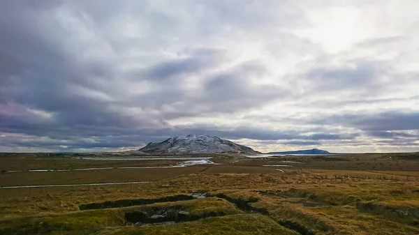 Skalholt Ισλανδία Μαρτίου 2018 Κοιτάζοντας Ένα Μοναχικό Χιονισμένο Βουνό Κάτω — Φωτογραφία Αρχείου