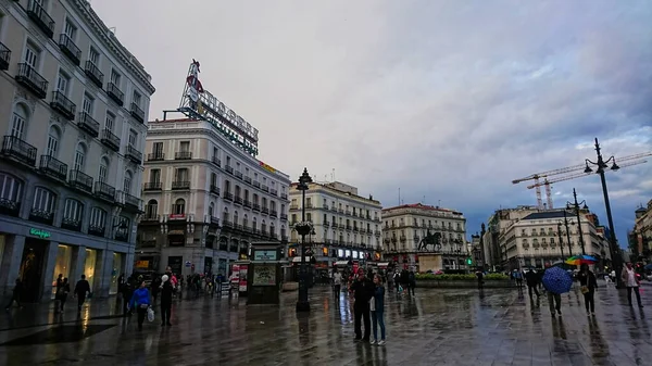 マドリード スペイン 2018年5月28日 大流行の前の雨の日に曇った空の下を歩く観光客とプエルタ ソルの眺め — ストック写真
