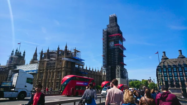 英国伦敦 2018年5月14日 英国国会和大本钟正在建设和维护中 双层巴士和人们在蓝天下从前面经过 — 图库照片