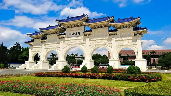 国立チェンマイ シェク記念館2017年7月16日台湾 台北市 正面の青空と花と草原の下で記念館の正門 — ストック写真