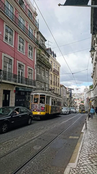 Lizbona Portugalia Czerwca 2018 Typowy Tramwaj Lizboński Kablami Ulicy Środku — Zdjęcie stockowe