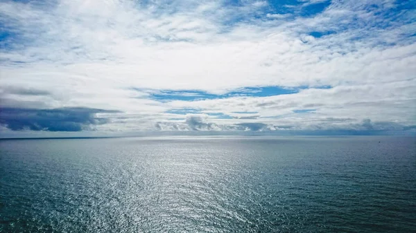 カプロカ島 シントラ島 ポルトガル 2018年6月3日 波と曇りの青い空の下で穏やかな大西洋の景色 — ストック写真
