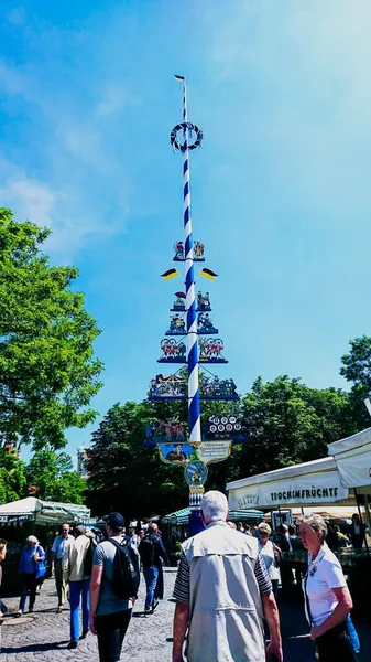 Viktualienmarkt Mnichov Německo Června 2018 Maypole Pod Slunečním Světlem Modrou — Stock fotografie