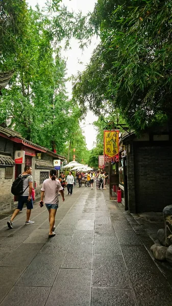 Chengdu Čína Června 2018 Turisté Bez Masek Kráčející Jinli Street — Stock fotografie