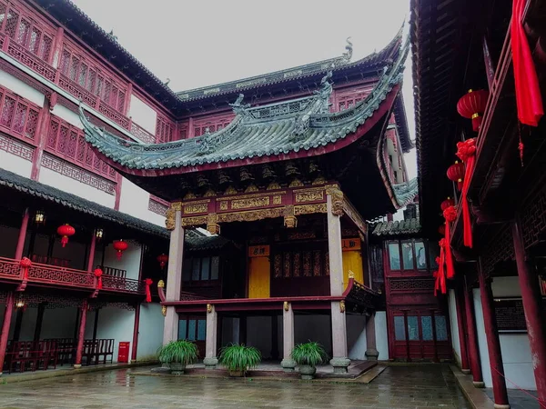 2019年7月24日 中国の伝統的な建築様式のパフォーマンスステージで 流行前の雨の日に提灯がぶら下がっています — ストック写真