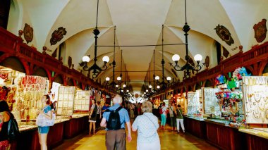 Krakow, Polonya - 06.10.2018: Sukiennice 'in İçişleri, Krakow Kuaför Salonu, turistlerin gezdiği kabinler