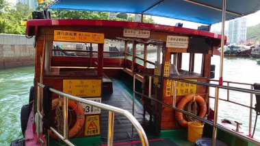 Hong Kong - 07.11.2021: Aberdeen Batı Tayfun Sığınağı 'ndaki Marina Habitat' ın dışındaki Pontoon 'da boş bir kaito, geleneksel motorlu feribotta yolcuların gemiye binmesini bekleyen bir kayıkçı.
