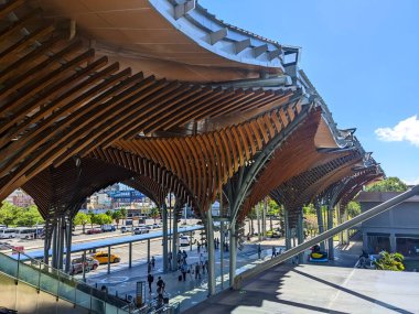 Hualien, Tayvan - 11.28.2022: Kavisli ahşap tavanlı Hualien Tren İstasyonu, yolcuların araçtan inip salgın sırasında yürüyen merdivenle istasyona girmeleri bekleniyor.