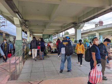 Taitung, Tayvan - 11.28.2022: Tayvan tren istasyonunda bavul ve bavul taşıyan yolcular salgın sırasında platformdan yürüyen merdiven ve merdiven ile ayrılıyorlar