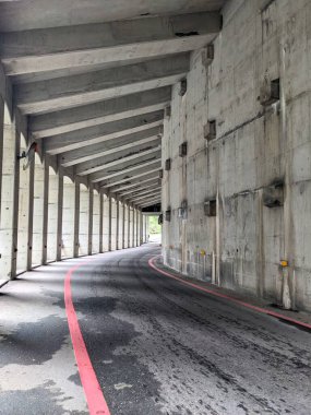 Taroko, Tayvan - 11.26.2022: Swallow Grotto Patikası 'nın beton tavandan geçen bir otoyolu ve 403 depreminden önce Swallow Grotto Boğazı' ndaki sütunları olan beton bölümü
