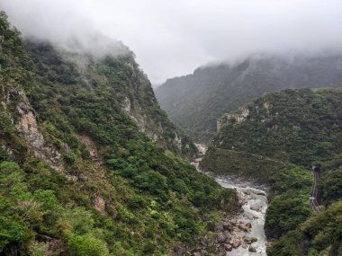 Taroko, Tayvan - 11.26.2022: Liwu Nehri Vadisi 'ndeki Central Cross-Island Karayolu. 403 depreminden önce Buluowan Kablo Askısı Köprüsü' nden manzara