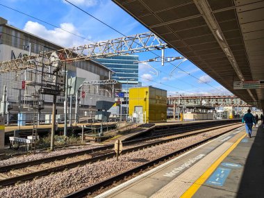 Londra, İngiltere - 2023.04.08: Güneşli bir günde, Elizabeth Hattı 'ndaki Stratford İstasyonu peronunda yürüyen ve bekleyen yolcular 
