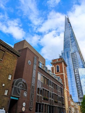 Londra, İngiltere - 2023.04.21: The Shard, The Old Operating Theatre Museum ve Herb Garret ile St Thomas Street 'in alçak açılı görüntüsü, mavi gökyüzü altındaki tarihi binalar