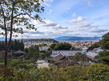 Kyoto, Japonya - 2023.12.18: Kannon-den, Togu-do ve ginshadan ile Ginkaku-ji 'nin havadan görünüşü, ve şehir Kyoto ve dağlar bulutlu mavi gökyüzünün altında.