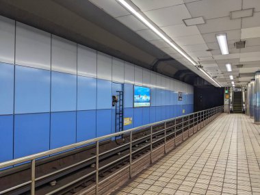 Osaka, Japonya - 01.01.2024: Yotsubashi İstasyonu 'ndaki ada platformu, Osaka Metro Yotsubashi Hattı tarafından hizmet vermektedir.