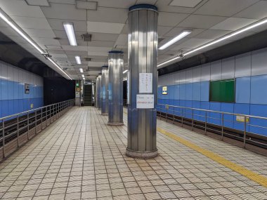 Osaka, Japonya - 01.01.2024: Yotsubashi İstasyonu 'ndaki ada platformu, Osaka Metro Yotsubashi Hattı tarafından hizmet vermektedir.